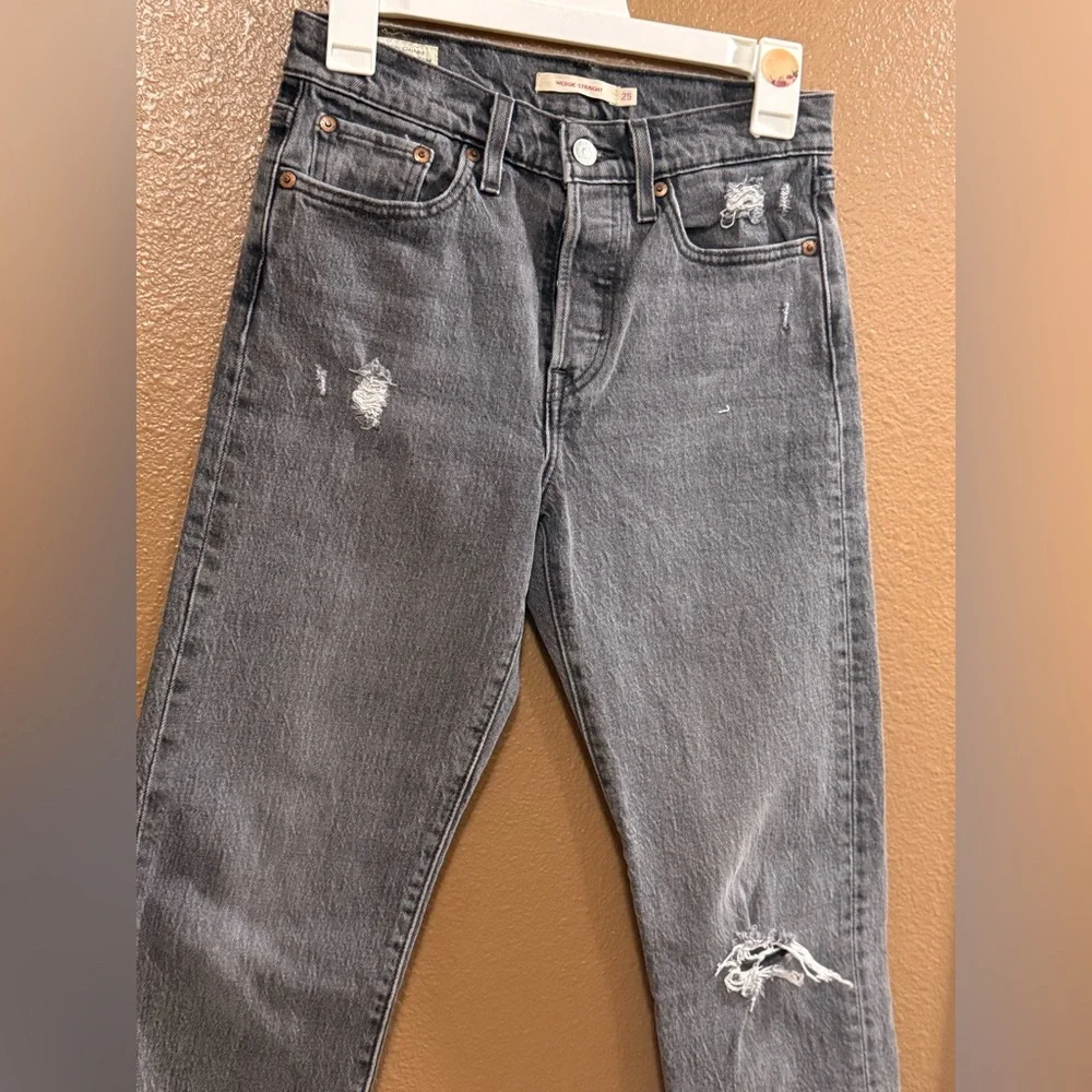 Levi's Women's Wedgie Black Straight Leg Denim, lightly distressed. W25xL26. - Picture 5 of 11